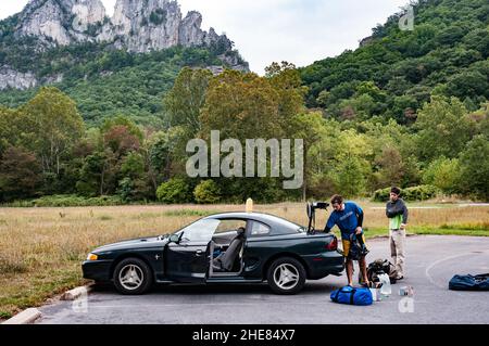 Gli alpinisti si prepara a scalare le rocce di Seneca nella Monongahela National Forest in West Virginia, Stati Uniti d'America Foto Stock