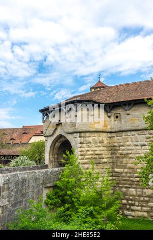 Colpo verticale di un edificio con un arco a Rothenburg, Germania Foto Stock