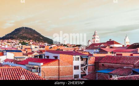 Vista del tramonto sui tetti della città di Sucre, Bolivia Foto Stock