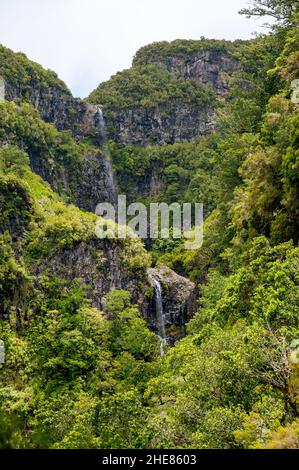 Spettacolare doppia cascata che cade attraverso la foresta della giungla. Foto Stock