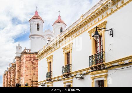 Edifici coloniali nelle strade di Sucre, Bolivia Foto Stock