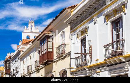 Edifici coloniali nelle strade di Sucre, Bolivia Foto Stock