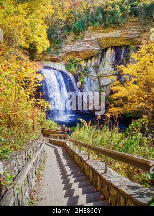 60 metri di cascate Looking Glass Falls nella Pisgah National Forest lungo la Forest Heritage Scenic Byway a Brevard North Carolina USA Foto Stock