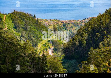 Spettacolare vista panoramica di Funchal, capitale di Madeira dalla cima della montagna. Foto Stock