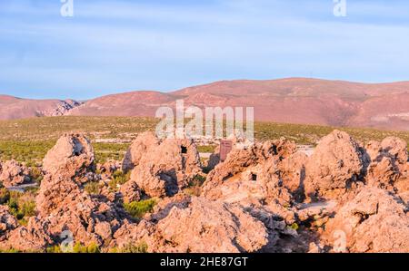Antichi resti umani sepolti nelle tradizionali Chullpas presso la necropoli di San Juan Foto Stock