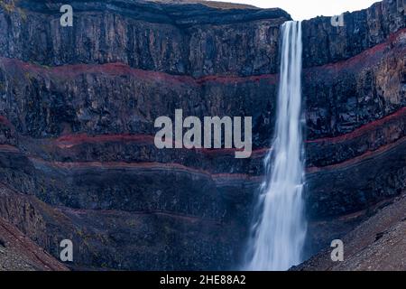 Cascata di Svartifoss e strati rossi in Islanda Foto Stock