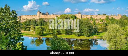 Vista panoramica a Ivangorod fortress sul confine della Russia ed Estonia a Narva riverside Foto Stock