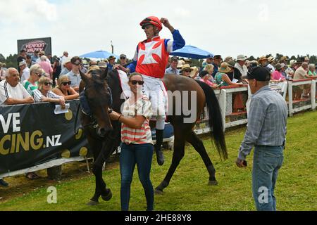 KUMARA, NUOVA ZELANDA, 8 GENNAIO 2022; il jockey Jason che si sciolse nel cerchio dei vincitori dopo aver vinto la gara Gold Nuggets al Kumara Race Track su Camino Rocoso, 8 gennaio 2022 . Foto Stock