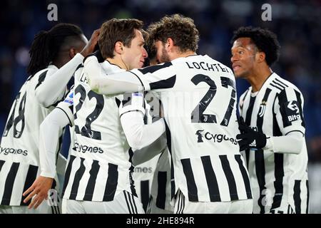 Roma, Italia. 09th Jan 2022. Paulo Dybala di Juventus festeggia con Federico Chiesa (2L) e i suoi compagni di squadra dopo aver segnato 1-1 gol durante il campionato italiano Serie Una partita di calcio tra AS Roma e Juventus FC il 9 gennaio 2022 allo Stadio Olimpico di Roma, Italia - Foto: Federico Proietti/DPPI/LiveMedia Credit: Independent Photo Agency/Alamy Live News Foto Stock