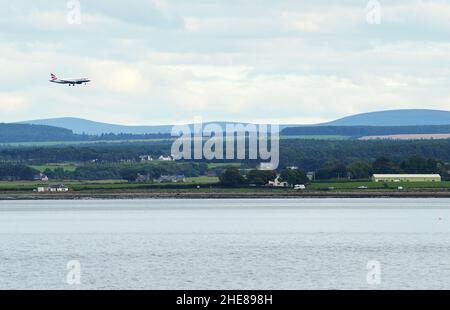 INVERNESS, SCOZIA - 18 SETTEMBRE 2020:visto dal Moray Firth, un Airbus A319 della British Airways per il suo approccio finale all'Aeroporto di Inverness Foto Stock