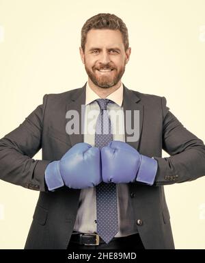 Un dipendente professionista felice tiene i guanti da boxe lotta insieme isolati su bianco, combattendo Foto Stock