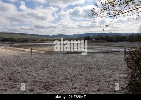 Vista su un lago sgocciolato in una giornata di sole Foto Stock