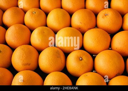 Arance in file in Crate di frutta come sfondo dell'immagine Foto Stock