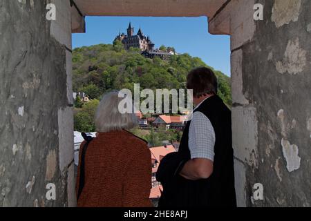 Wernigerode, Blick vom Turm der Liebfrauenkirche auf das Schloss, Ostharz, Sachsen-Anhalt, Deutschland, Europa | Wernigerode, Vista da Liebfrauen chu Foto Stock