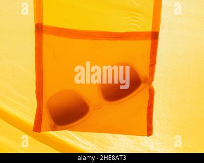 Astratto arancione e giallo immagine di occhiali da sole che simboleggia la sensazione estiva Foto Stock