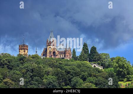 Castello di Drachenburg sul Drachenfels vicino Koenigswinter Foto Stock