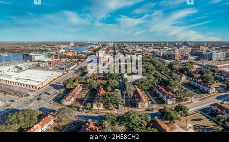 Vista aerea del centro di Savannah Georgia con cielo blu Foto Stock