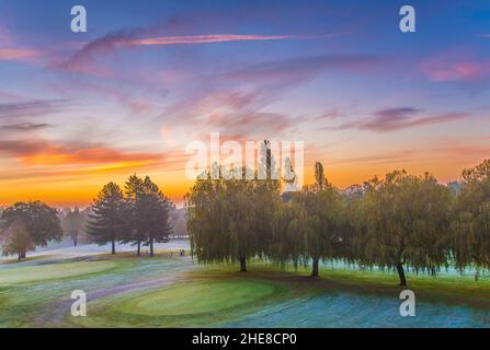 Splendida alba sul campo da golf Calcot Foto Stock
