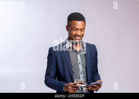 uomo che calcola il denaro in mano con calcolatrice Foto Stock