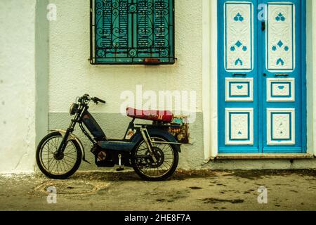 Porta tunisina personalizzata con motivi e texture tradizionali Foto Stock