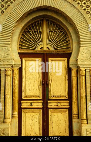 Porta tunisina personalizzata con motivi e texture tradizionali Foto Stock