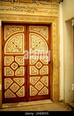 Porta tunisina personalizzata con motivi e texture tradizionali Foto Stock