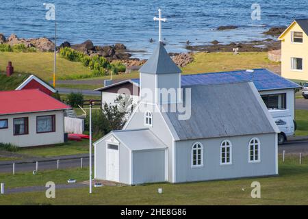 Chiesa di Bakkagerdi nel fiordo di Borgarfjordur Eystri nell'Islanda orientale Foto Stock