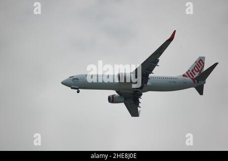 Volo di avvistamento - Currumbin Alley (Gold Coast, Australia) - atterraggio di aerei commerciali con l'attrezzo di atterraggio aperto - approccio aeroportuale di Gold Coast, Australia Foto Stock