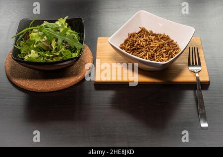 Piatto di vermi e insalata, concetto di fonte proteica alternativa da insetti commestibili Foto Stock