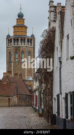 Paesaggio urbano con la chiesa di Gerusalemme del 15th secolo nella città di Bruges, conosciuta localmente come 'Jeruzalemkerk' Foto Stock