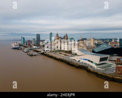Scatto aereo del mare di fronte al paesaggio urbano di Liverpool, Inghilterra Foto Stock
