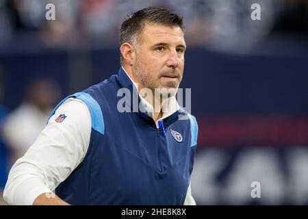 Houston, Texas, Stati Uniti. 9th Jan 2022. L'allenatore di Tennessee Titans Mike Vrabel cammina sul campo prima di una partita di football della NFL tra i Tennessee Titans e gli Houston Texans all'NRG Stadium di Houston, Texas. Trak Smith/CSM/Alamy Live News Foto Stock