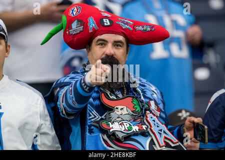 Houston, Texas, Stati Uniti. 9th Jan 2022. Un fan dei Tennessee Titans si aggrappa prima di una partita di football della NFL tra i Tennessee Titans e gli Houston Texans allo stadio NRG di Houston, Texas. Trak Smith/CSM/Alamy Live News Foto Stock