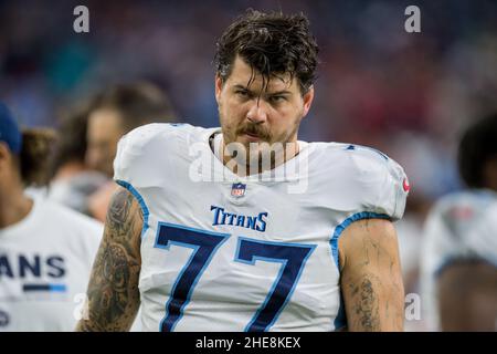 Houston, Texas, Stati Uniti. 9th Jan 2022. Tennessee Titans offensive affrontare Taylor Lewan (77) prima di una partita di football NFL tra i Tennessee Titans e gli Houston Texans al NRG Stadium di Houston, Texas. Trak Smith/CSM/Alamy Live News Foto Stock