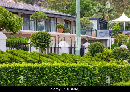 Case residenziali nel sobborgo di Sydney di Bayview, con lussureggianti giardini e piante verdi, Sydney, Australia Foto Stock