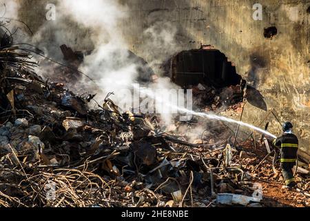 San Paolo, Brasile. Maggio 04, 2018. Il pompiere brasiliano combatte le fiamme nelle macerie, dove un edificio di 24 piani è crollato dopo un incendio nel centro di São Pa Foto Stock