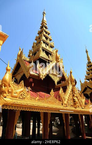 A Nyaung-U, Myanmar, visita la splendida Pagoda di Shwezigon Foto Stock