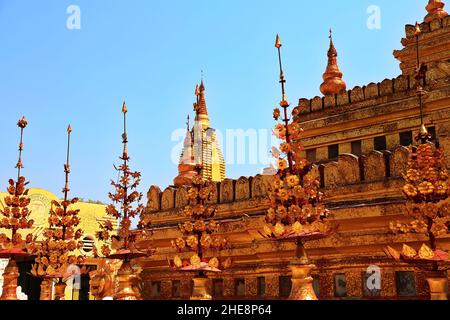 A Nyaung-U, Myanmar, visita la splendida Pagoda di Shwezigon Foto Stock
