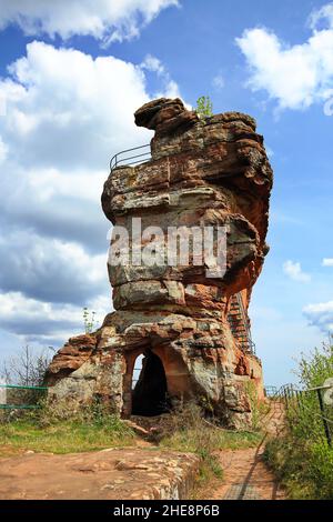 Il castello di Drachenfels è una vista straordinaria nel Dahn Rock Country Foto Stock