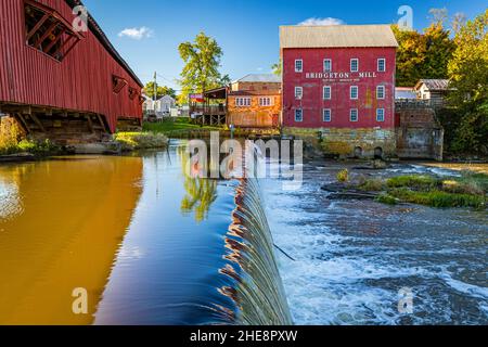 Bridgeton, IN - 26 ottobre 2021: Il Bridgeton Mill e il Covered Bridge sono strutture storiche nella contea di Parke, Indiana. Foto Stock