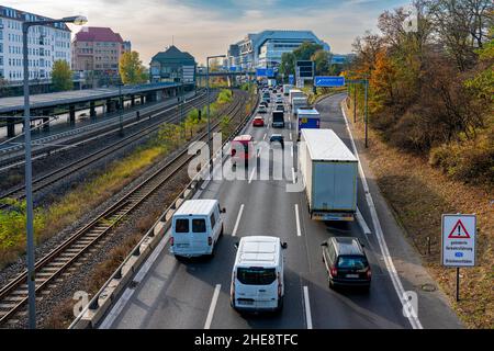 La City Motorway di Berlino presso la stazione ferroviaria Westend Foto Stock