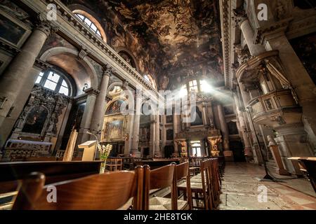 Raggi del sole che irradiano attraverso la vecchia vetrata della Chiesa, Italia Foto Stock