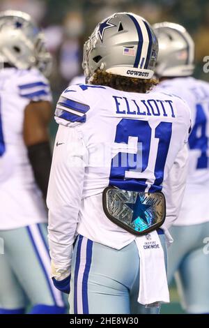 Philadelphia, Pennsylvania, Stati Uniti. 8th Jan 2022. Dallas Cowboys running back Ezechiel Elliott (21) durante il warm up prima della partita contro le aquile Philadelphia il 8 gennaio 2022 a Lincoln Financial Field. (Credit Image: © Debby Wong/ZUMA Press Wire) Foto Stock