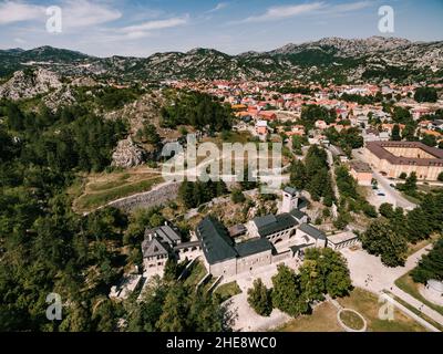 Vista da un drone al tetto del monastero di Cetinje. Montenegro Foto Stock