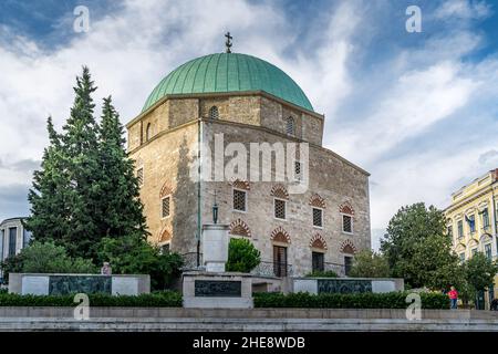 Vista della moschea di Pasha Qasim che ora serve come chiesa catolica nella città universitaria alla moda di Pecs nel sud dell'Ungheria Foto Stock