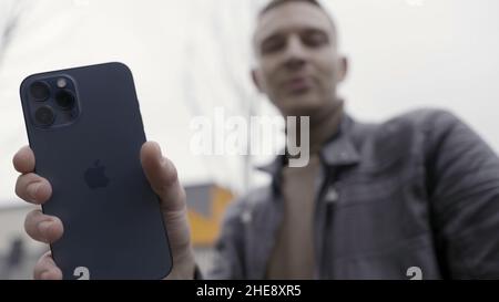 San Pietroburgo, Russia - 11.15.2020: Primo piano di una mano maschio che tiene nuovo bellissimo iPhone. Dimostrazione del nuovo Apple iPhone 12 Pro max nel pacifico Foto Stock