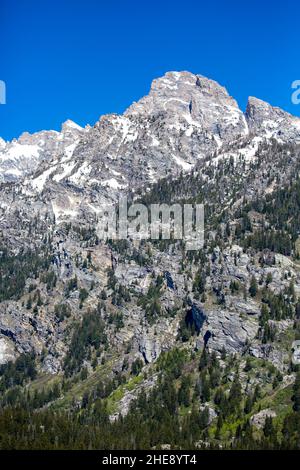 Primo piano di una delle montagne di Teton nel Parco Nazionale di Grand Teton nel Wyoming da Taggart Lake Trail, verticale Foto Stock