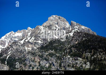 Primo piano di una delle montagne di Teton nel Parco Nazionale di Grand Teton nel Wyoming da Taggart Lake Trail, orizzontale Foto Stock