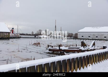 Barche al Britannia Ship Yard in ghiaccio spesso vicino a Steveston, British Columbia, Canada Foto Stock