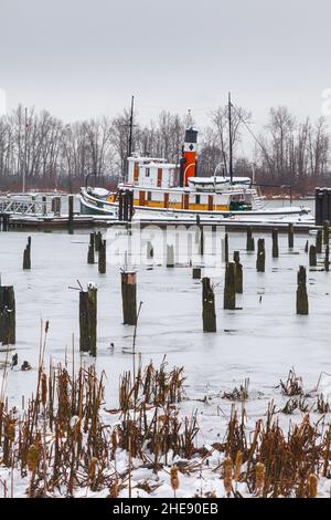 Barche al Britannia Ship Yard in ghiaccio spesso vicino a Steveston, British Columbia, Canada Foto Stock